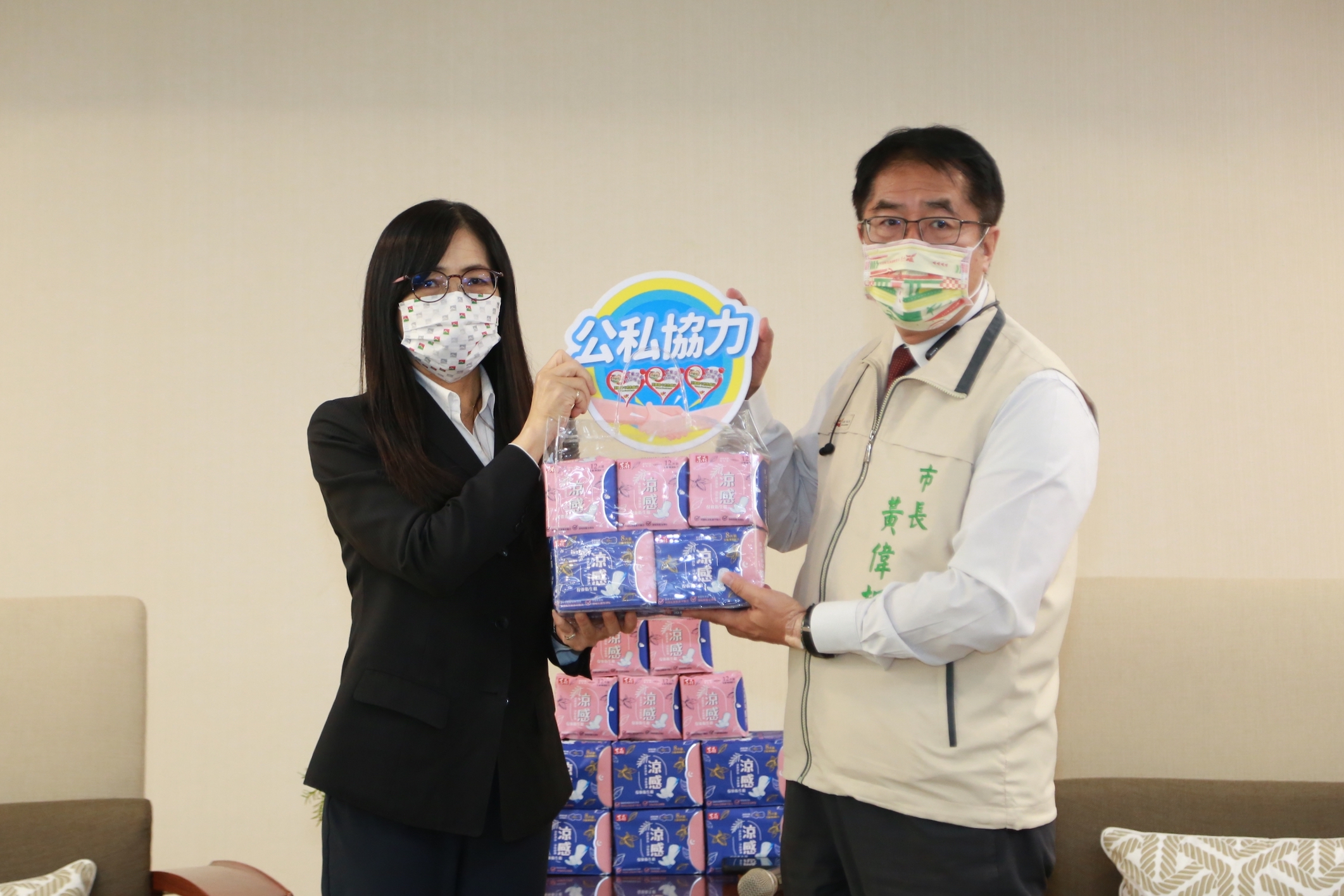 消弭月經貧窮！信義房屋響應台南市政府捐贈2889人近5778包衛生棉